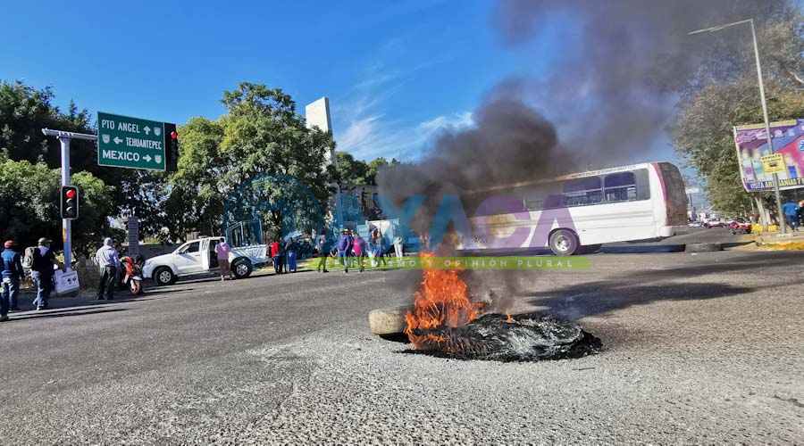 Bloqueos y quema de llantas por habitantes de San Sebastián Tutla exigen cambio de autoridades