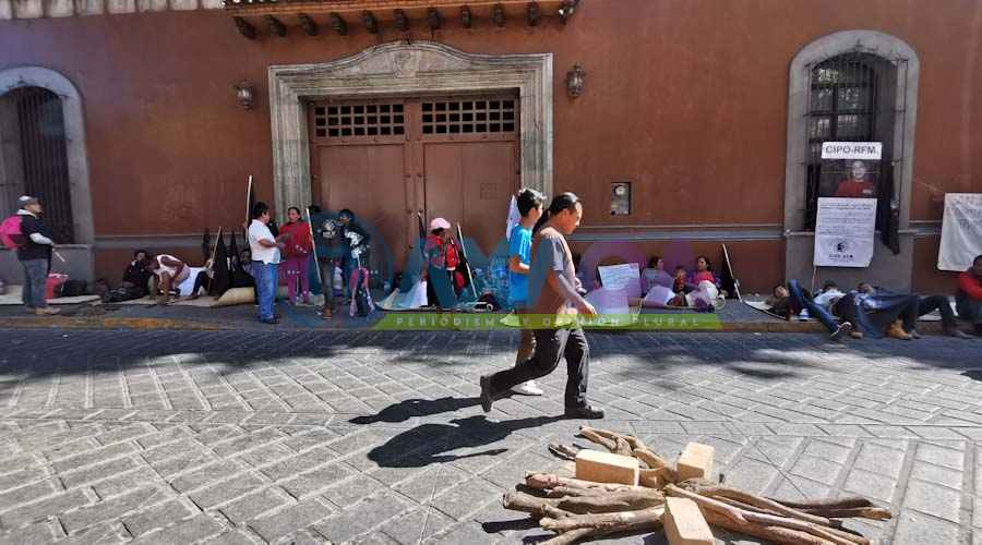 Organizaciones sociales mantienen bloqueo frente a Casa Oficial en Av. Juárez, Oaxaca