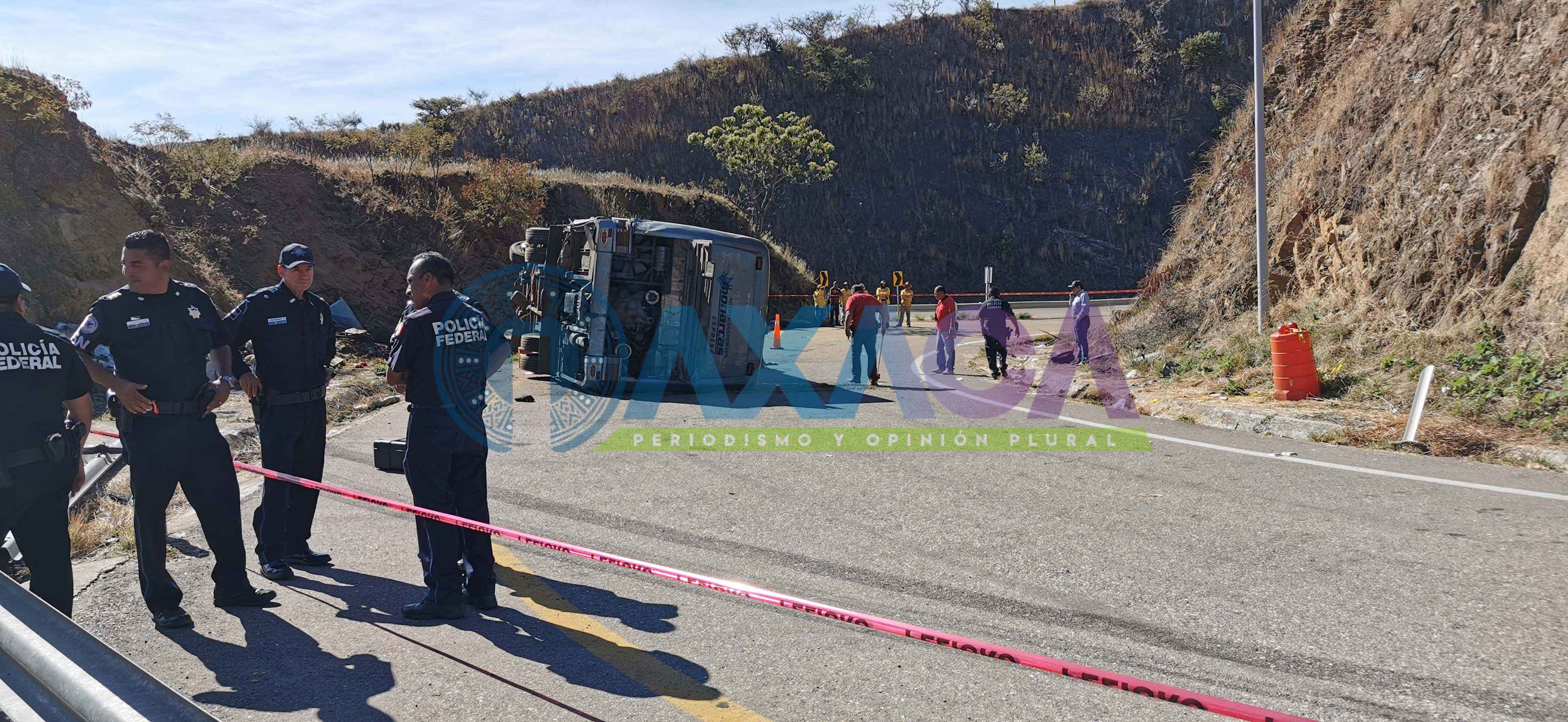 Dos muertos y 40 heridos deja choque en la caseta de Huitzo, Oaxaca