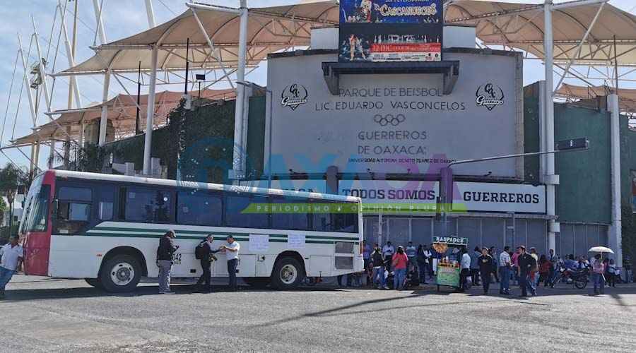 Padres de familia de la secundaria técnica 1 bloquean crucero de la VW, Oaxaca