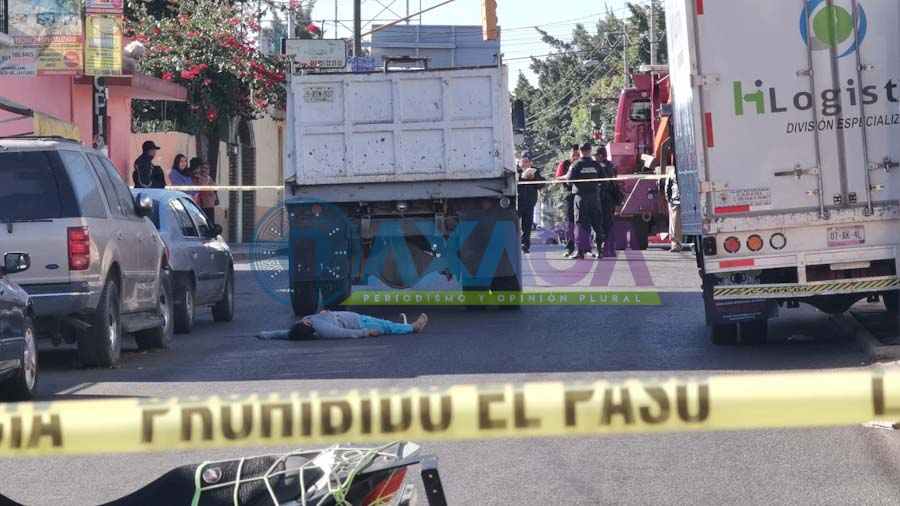 Pierde la vida frente a sus hijos al ser atropellada por volteo en Santa Lucía del Camino, Oaxaca