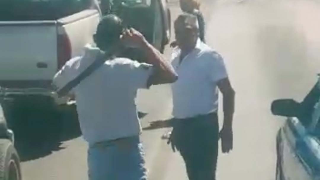 A golpes arreglan problemas automovilistas en Santa Rosa Panzacola, Oaxaca