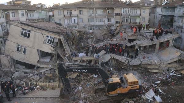 Suman 38 muertos tras sismo en Turquía, continúan buscando sobrevivientes