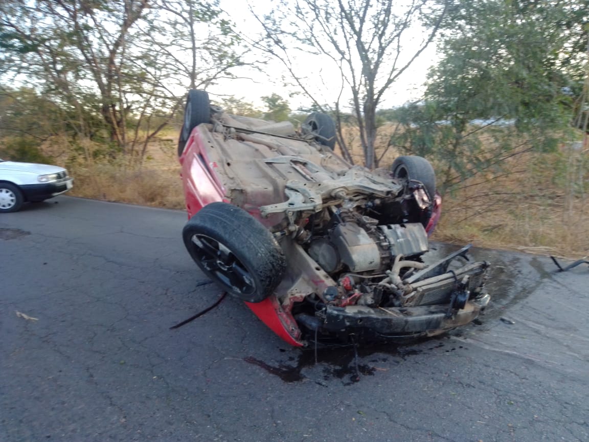 Joven mujer pierde la vida al volcar vehículo en la carretera Zaachila-Cuilapan