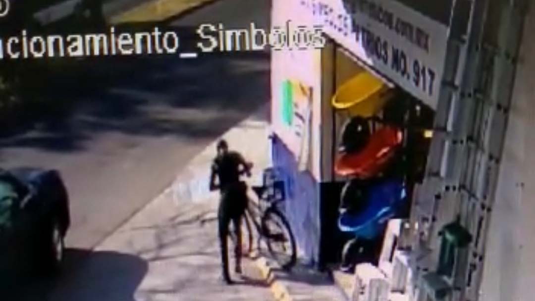 Se roban bicicleta afuera de Ferretubos en Símbolos Patrios, Oaxaca