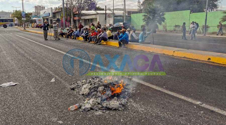 Con toma de edificio y bloqueo de cruceros, piden atención pobladores de Teopoxco, Oaxaca