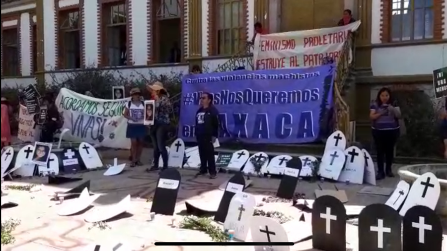 Con clausura simbólica de la Fiscalía, exigen alto a los feminicidios en Oaxaca