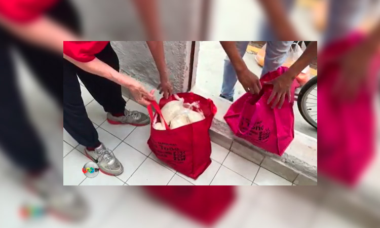 Abuelitos de la CDMX se llevan grata sorpresa cuando vecinos de Coyoacán les regalan despensas.