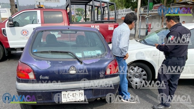 Choque vehicular en el crucero del ADO; daños materiales