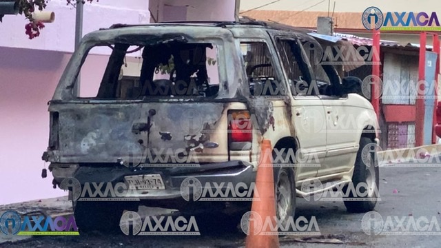 Incendian camioneta y dejan cartulina con mensaje cerca del penal de Ixcotel, Oaxaca