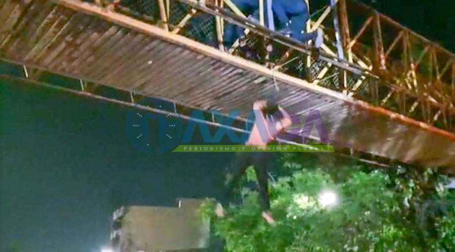 Video: Policías salvan a joven suicida en el puente de Pueblo Nuevo, Oaxaca