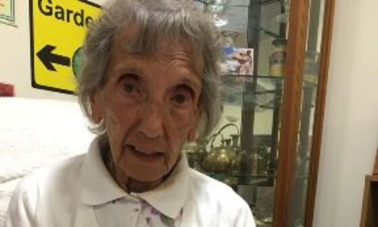 Abuelita de 105 años usa WhatsApp para hablar con su familia en cuarentena