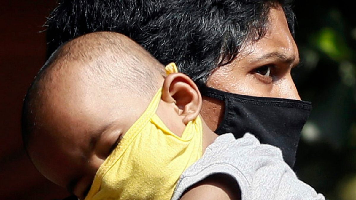 Razones por las cuales tu bebé no debe usar cubrebocas.