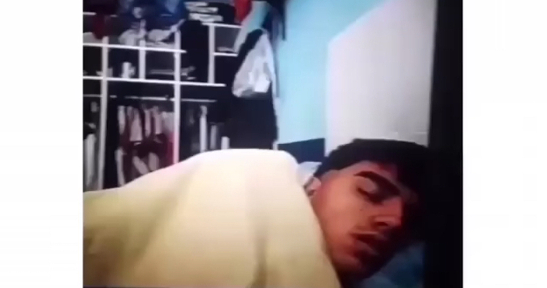 Alumno se duerme durante clase virtual