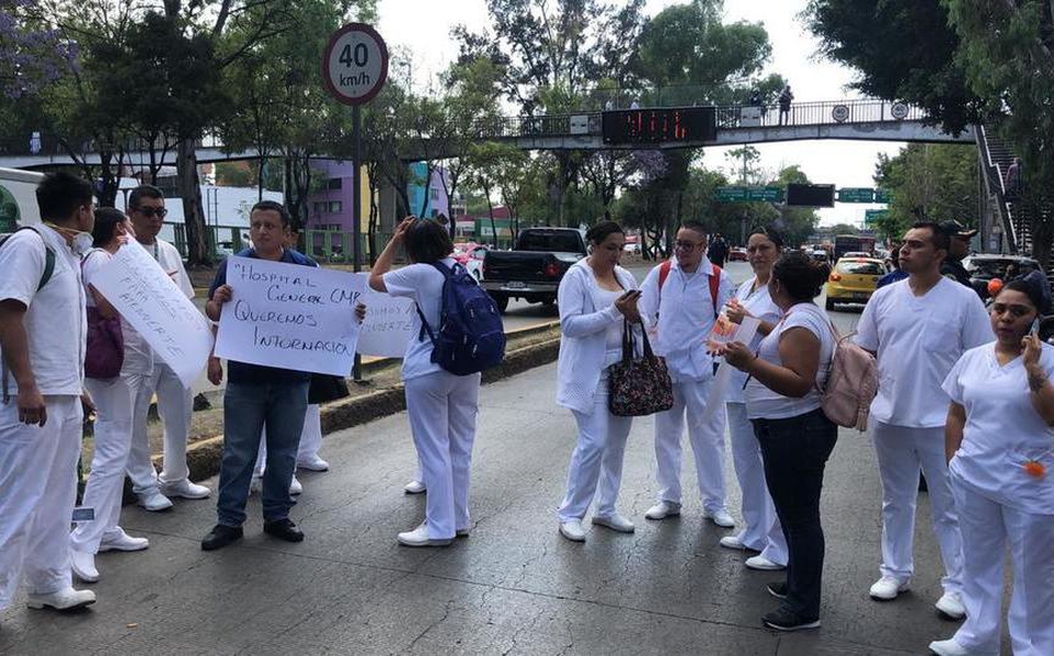 Se manifiestan trabajadores del Hospital La Raza debido a falta de insumos.