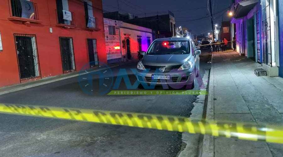 Hombre pierde la vida al interior de su vehículo en céntricas calles de Oaxaca