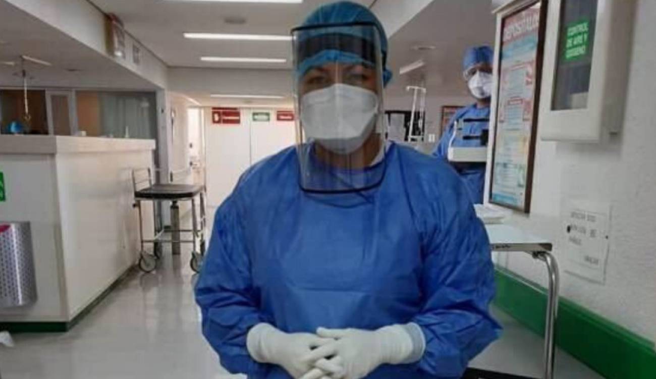 Enfermera canta a paciente con COVID-19.