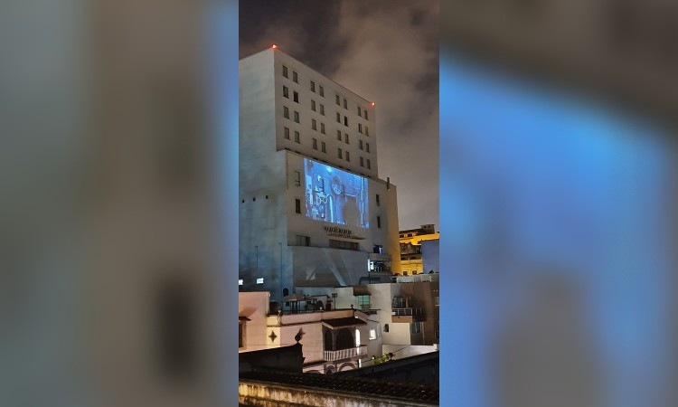 En Xalapa, Veracruz, proyectan películas en las calles para sobrellevar el confinamiento.