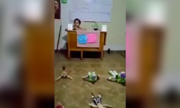 Niño juega a hacer conferencia de Covid-19 y se hace viral.