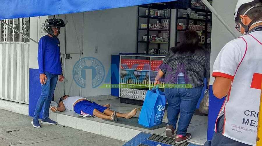 Pierde la vida en Farmacias Similares, sus familiares levantan el cuerpo y se lo llevan