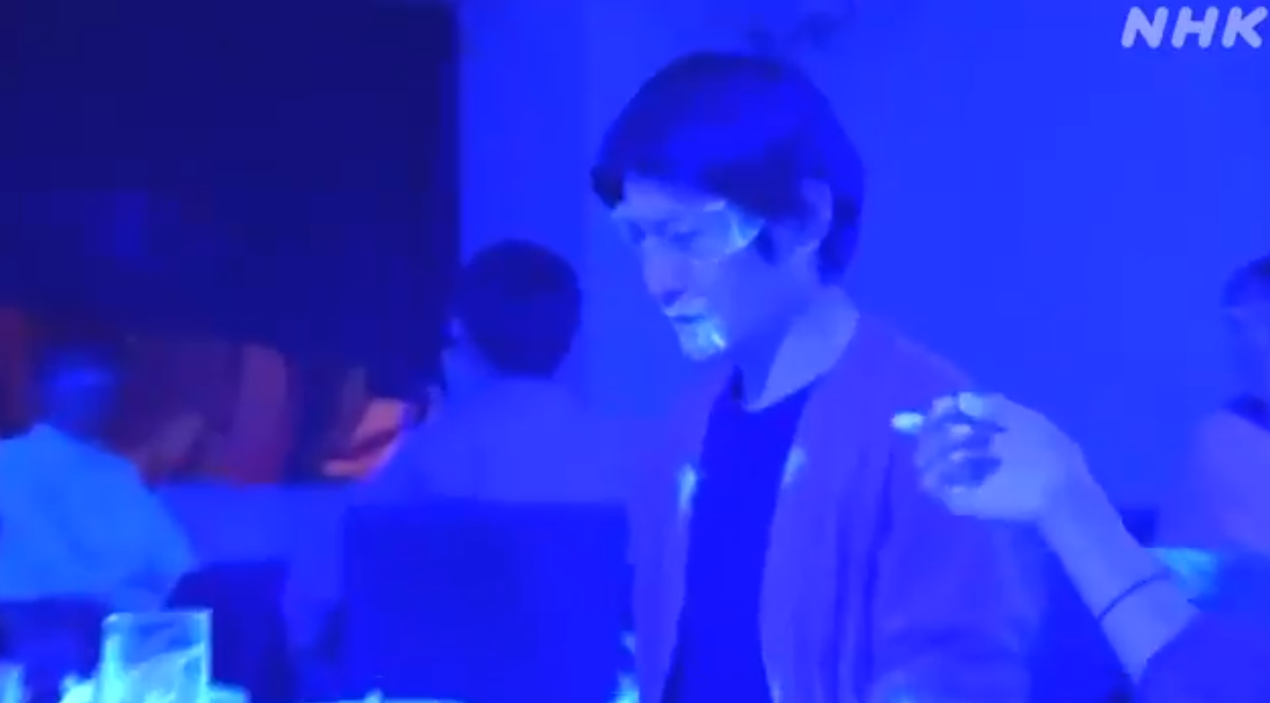 Televisora japonesa muestra cómo se transmite el COVID-19.