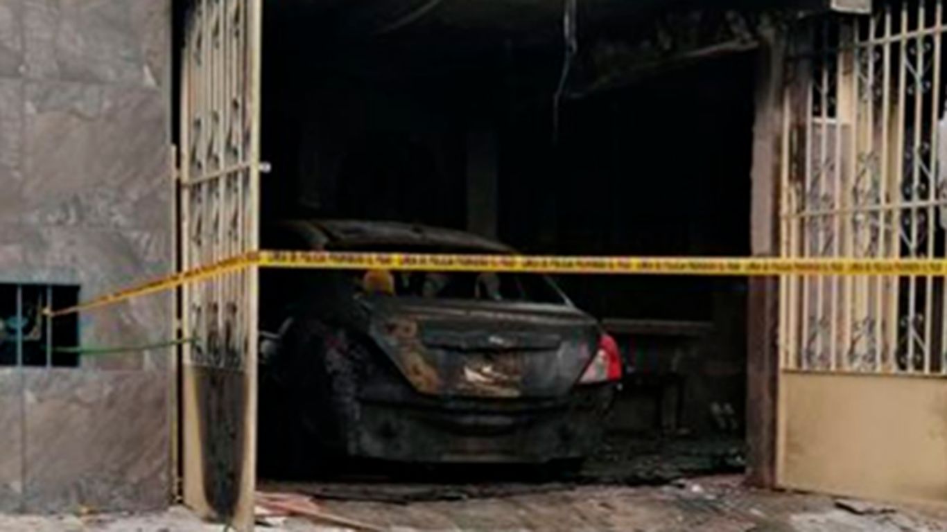 En Mérida, Yucatán por miedo a ser contagiados por Covid-19i incendian auto de una trabajadora de la salud.
