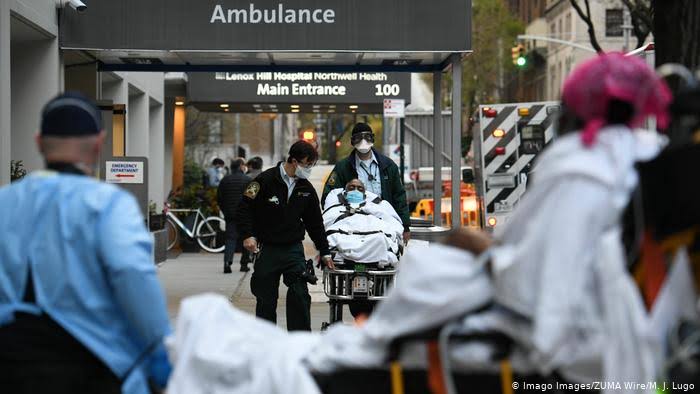 Disminuye el numero de decesos diarios por COVID-19 en España.