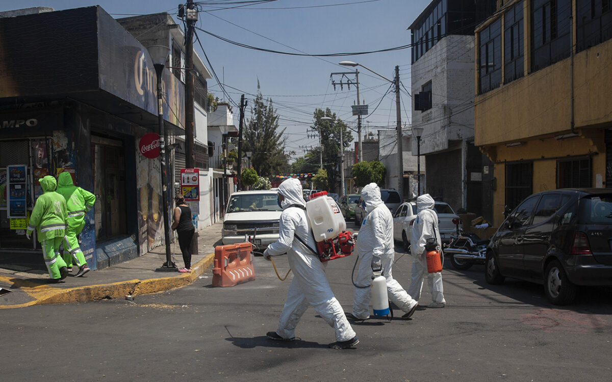 En CDMX un grupo de jóvenes se organizan para sanitizar los barrios pobres.