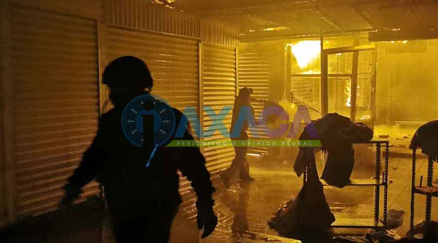 Corto circuito acabó con más de 150 puestos en la Central de Abasto, Oaxaca