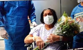 Mujer de la tercera edad con enfermedad crónica degenerativa vence al COVID-19.