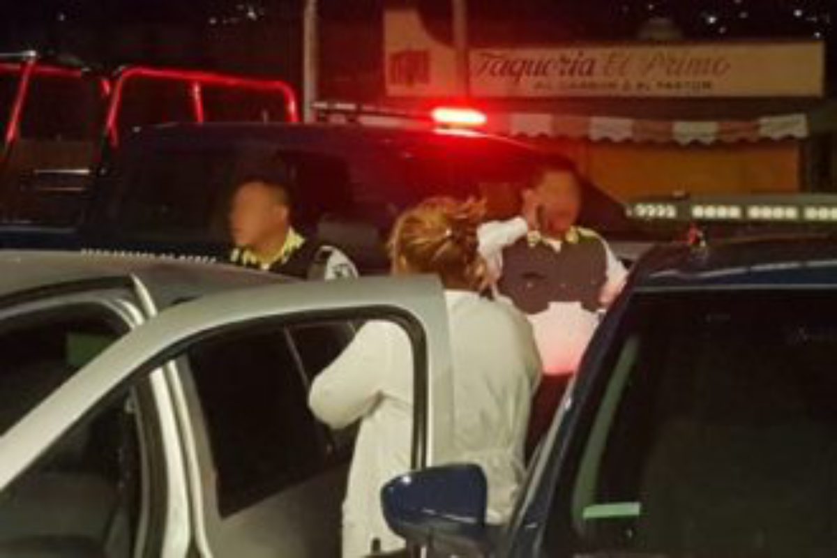 Trabajadora de la salud fue detenida y agredida por policías.