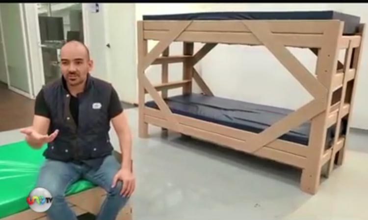 Amigos sobrevivientes de COVID-19 ayudan a hospitales fabricando camas de carton.