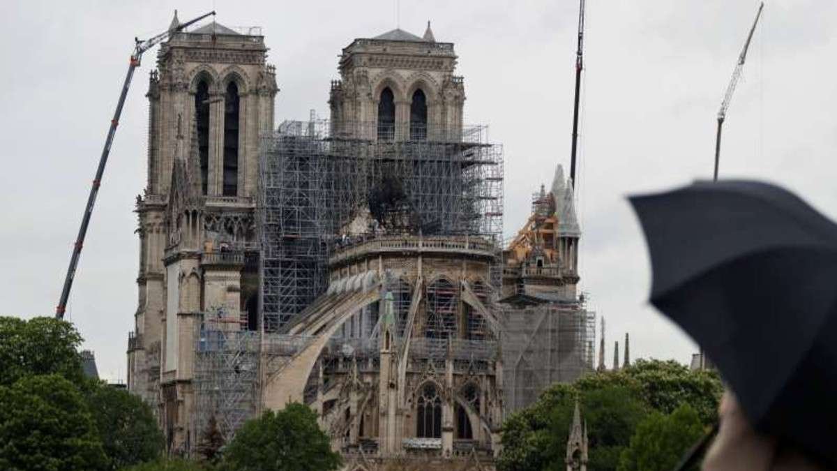 Explanada de Notre-Dame en parís, abre sus puertas a un año de su incendio.