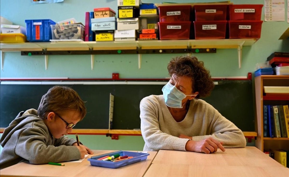 En una semana se reportaron70 casos de COVID-19 en escuelas de Francia.