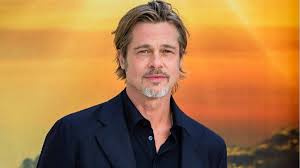 Brad Pitt sorprende a alumnos de la Universidad Estatal de Missuri al ’’Colarse’’ en su graduación.