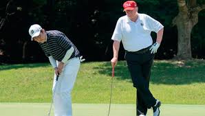 EU esta por llegar a las 100 mil muertes por Covid-19 y presidente Donald Trump se divierte jugando golf.