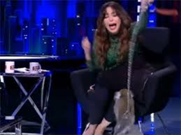 Conductora de televisión es atacada en vivo por un mono.