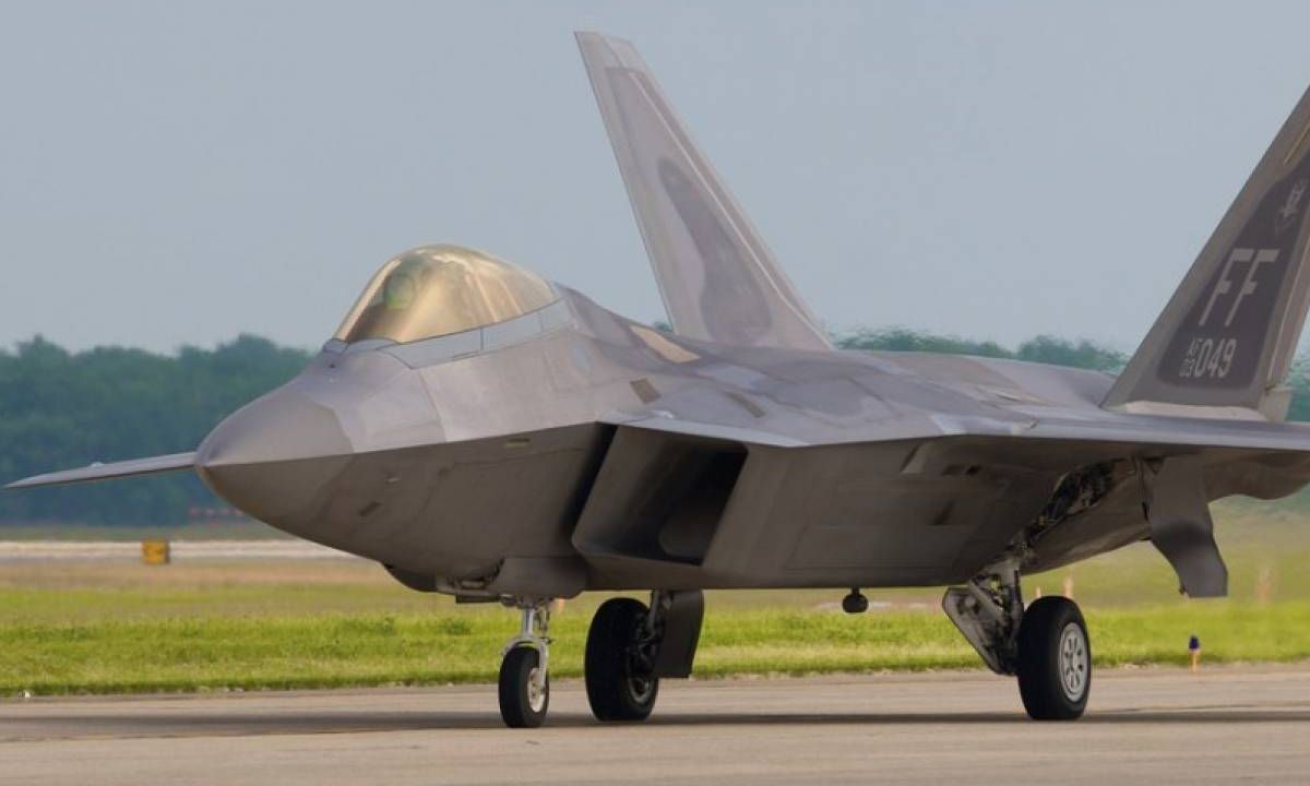 Piloto sobrevive al estrellar su nave de la base militar de florida.