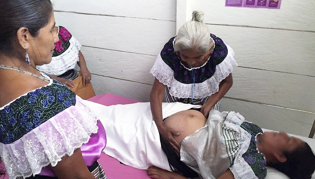 Mujeres embarazadas prefieren transcurrir a parteras que entrar a hospitales por temor a contagio de Covid-19