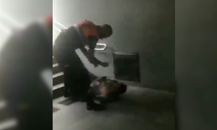 Guardias de seguridad en España noquean a un sujeto por no usar cubrebocas.