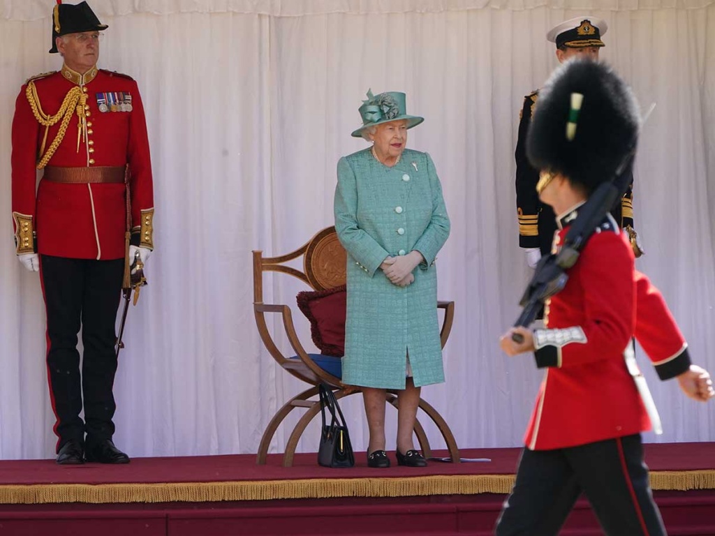 Con ceremonia militar festejan aniversario 94 de la reina Isabel II.