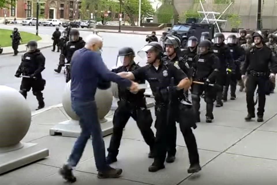 Hombre de la tercera edad es agredido en protesta y Donald Trump lo llama “provocador”