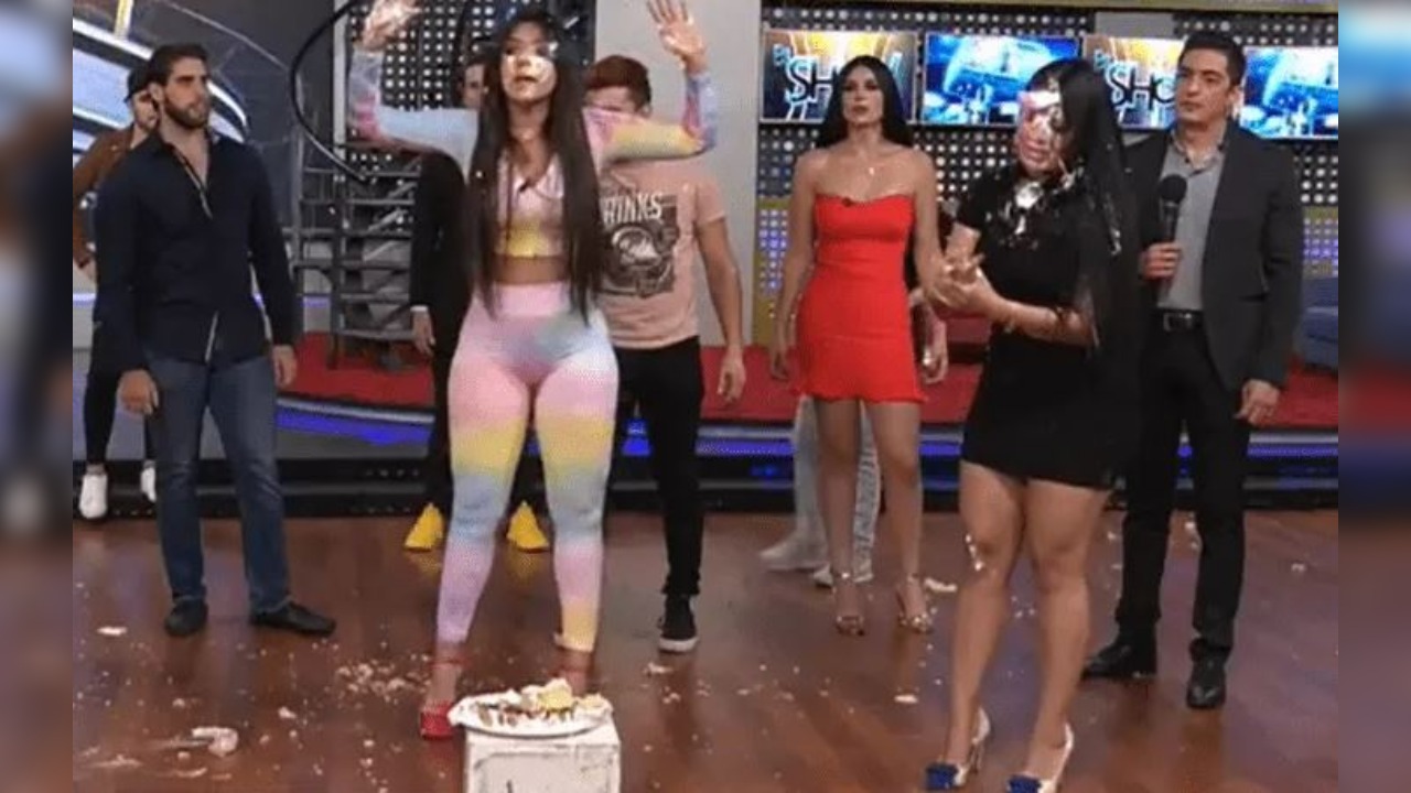 Se arma zafarrancho por un Pastelazo en programa en vivo.