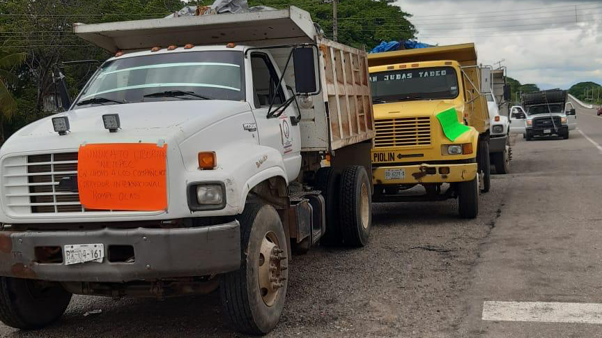 Manifestación de transportistas por exclusión de obras en el Istmo, Oaxaca