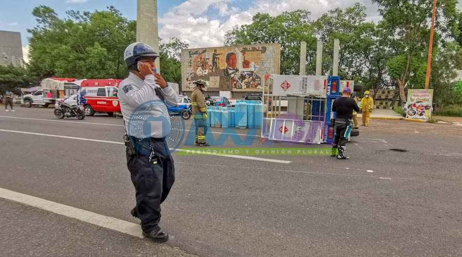 Volcadura de camión repartidor de Gas de Oaxaca en monumento a Juárez