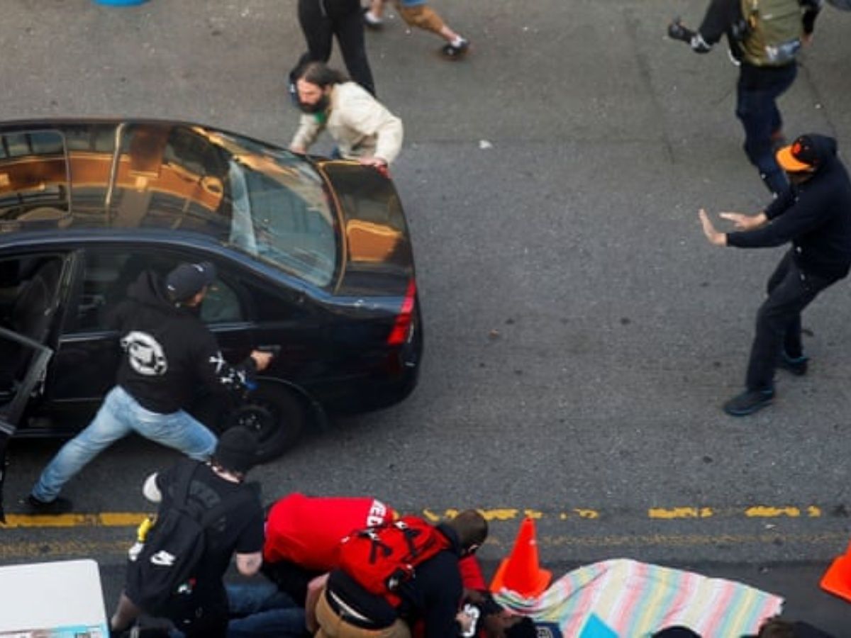 Hombre embiste  con se vehículo a manifestantes en Seattle y les dispara