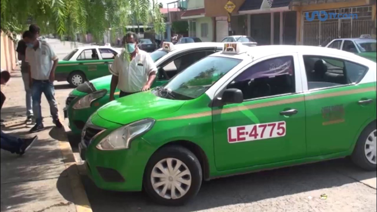 Taxistas toman medidas de prevención ante pandemia de COVID-19.