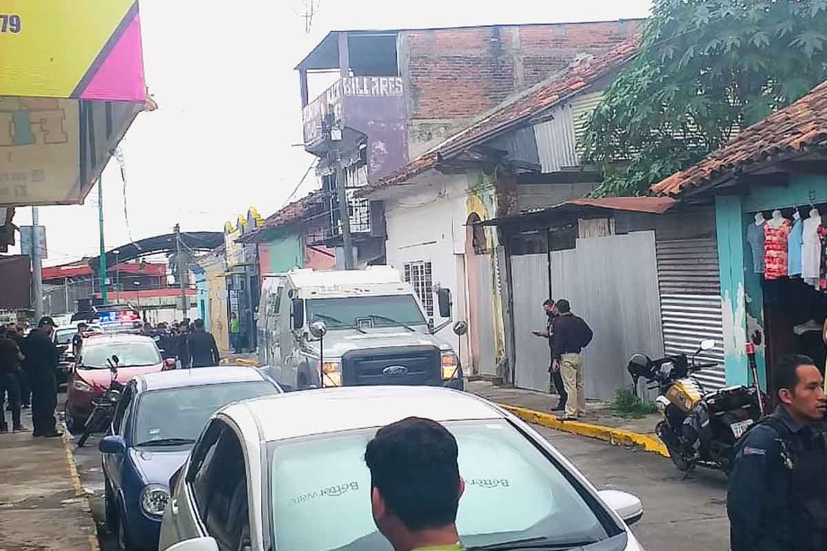 Ladrones se llevan 6 millones de pesos de una camioneta de valores en Tapachula.