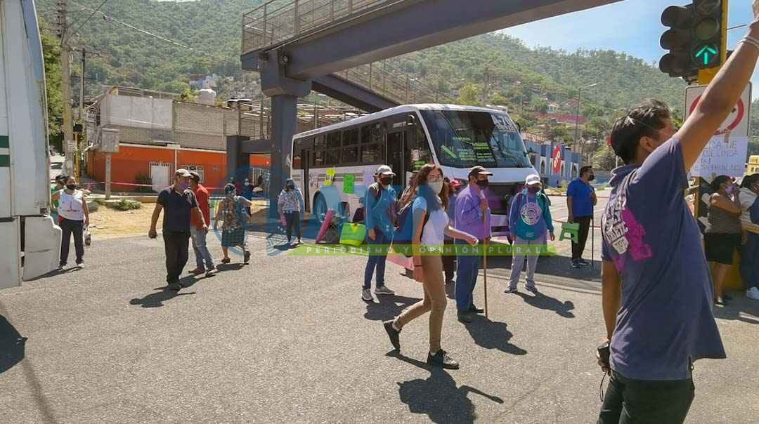 Con bloqueos vecinos exigen clausura de laboratorio que toma muestras Covid-19, Oaxaca