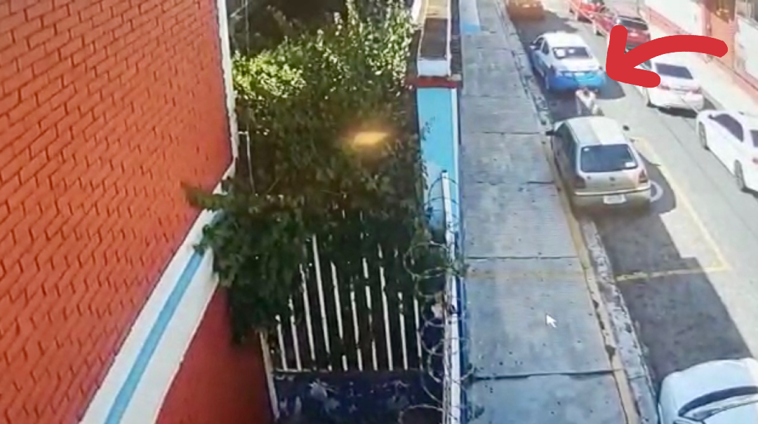 Ladrones ocupan taxi azul para robar pilas de automóviles en la capital de Oaxaca